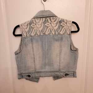 Denim vest w/ lace detailing 🌷🕊